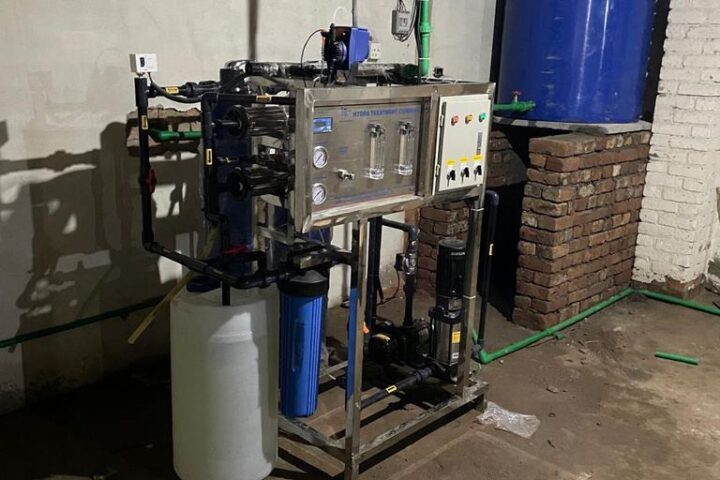 Reverse osmosis water filtration unit with storage tank