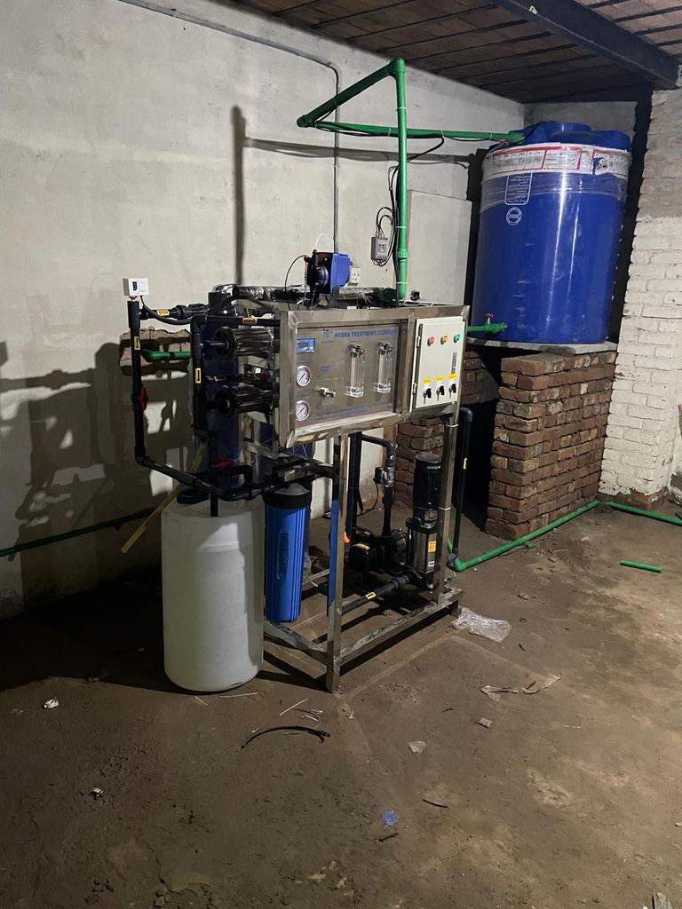 Reverse osmosis water filtration unit with storage tank